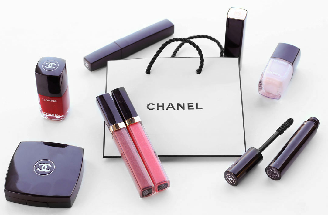 chanel-beauty-review-makeup-lipgloss-eyeshadow-flatlay-rouge-allure-lipstick-coco-gloss